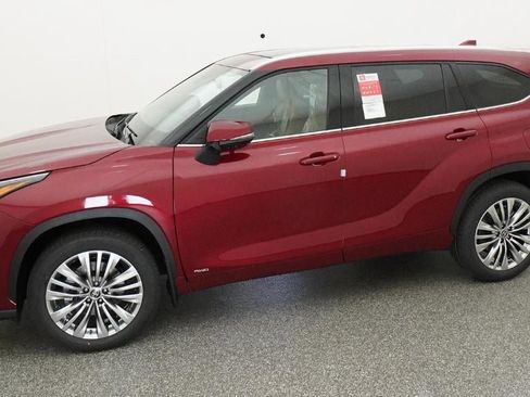 New 2026 Toyota Highlander Platinum image 2