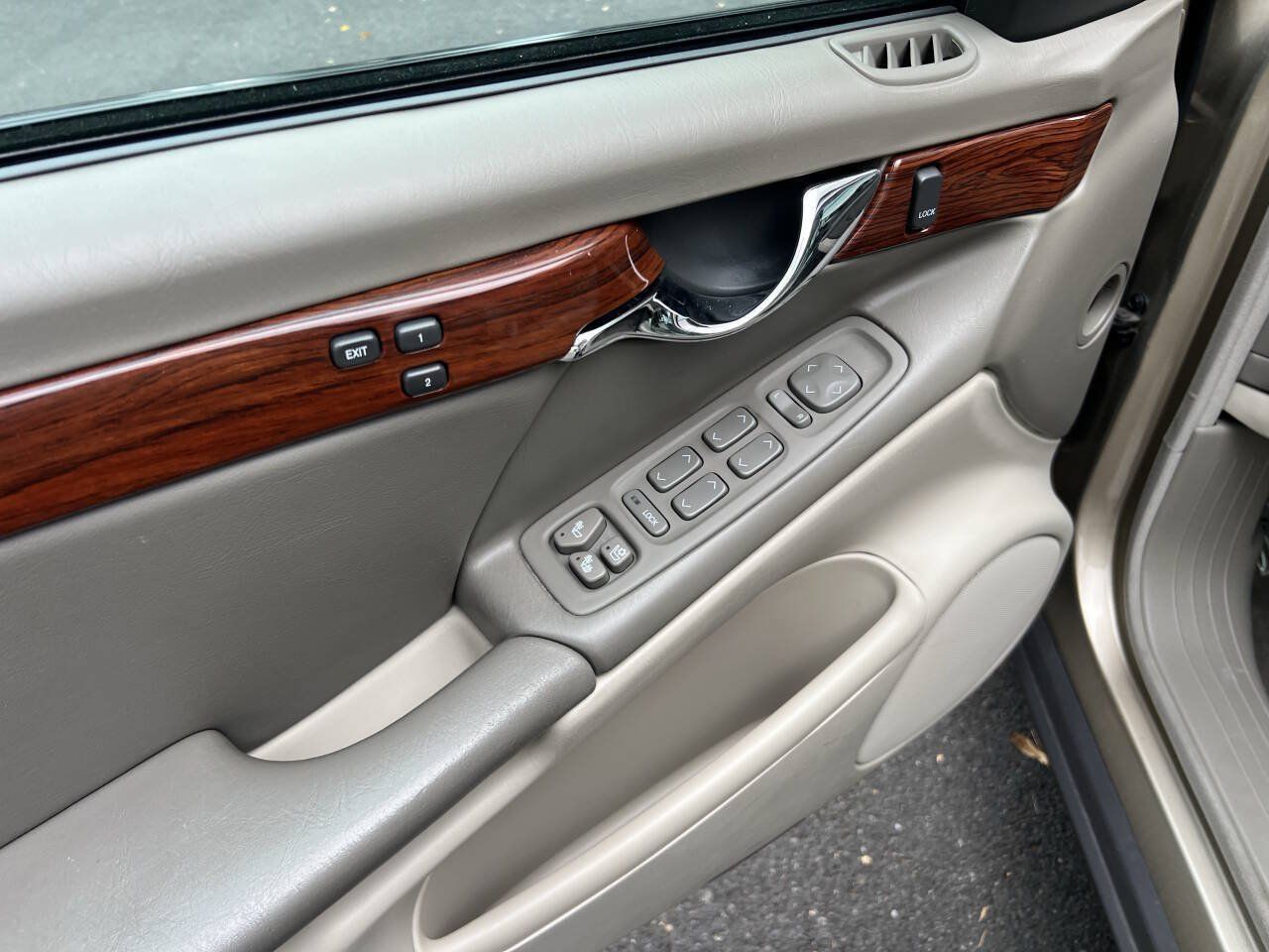 Used 2005 Cadillac De Ville FWD image 23