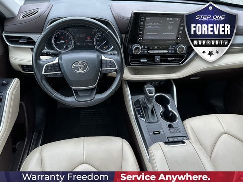 Used 2022 Toyota Highlander XLE FWD image 16