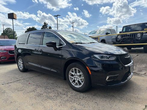 Used 2024 Chrysler Pacifica Touring-L FWD image 2