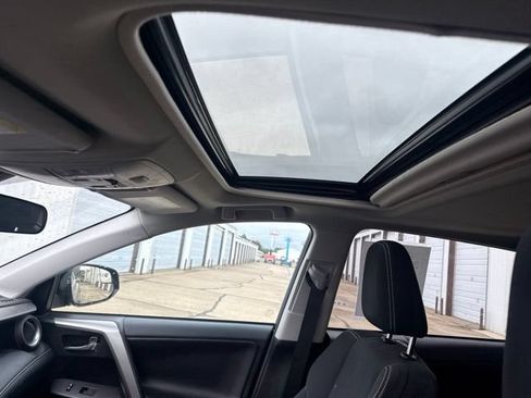 Used 2018 Toyota RAV4 XLE AWD/4WD image 3