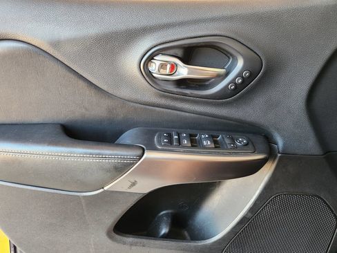 Used 2019 Jeep Cherokee Limited FWD image 23