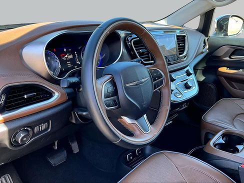 Used 2018 Chrysler Pacifica Limited w/ Tire & Wheel Group FWD image 16