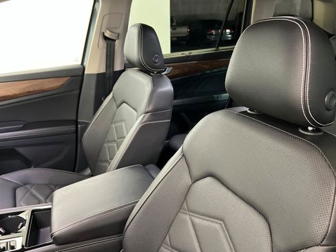 Used 2025 Volkswagen Atlas SE AWD/4WD image 17