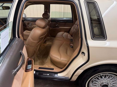 Used 1996 Lincoln Town Car Signature image 9