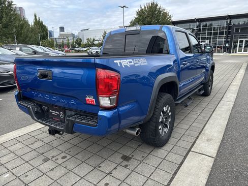 Used 2017 Toyota Tacoma TRD Off-Road w/ Premium & Technology Package AWD/4WD image 5