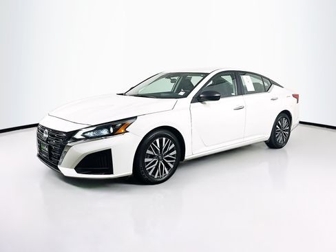 Used 2025 Nissan Altima 2.5 SV FWD image 3