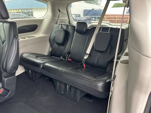 Used 2023 Chrysler Pacifica Touring-L FWD image 18