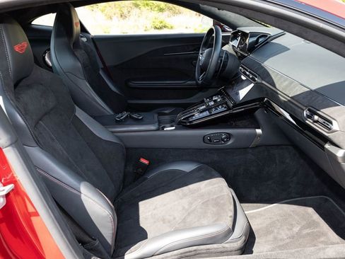 Used 2025 Aston Martin V8 Vantage Coupe RWD image 49