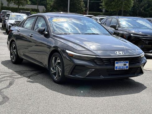 Used 2025 Hyundai Elantra Sport FWD image 5