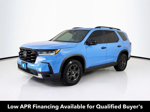 Used 2025 Honda Pilot TrailSport image 3