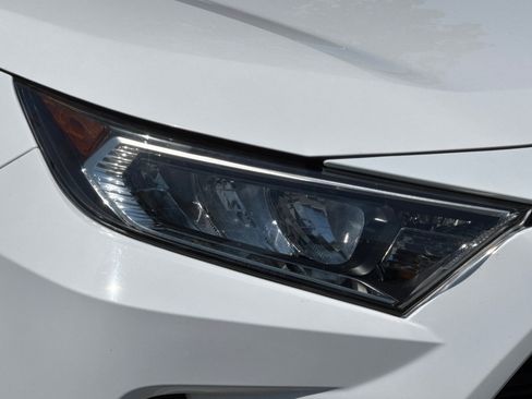 Used 2021 Toyota RAV4 XLE w/ Convenience Package FWD image 12
