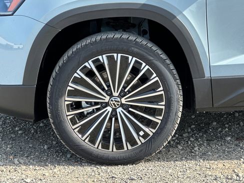 New 2026 Volkswagen Taos SE image 25