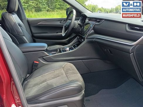 Used 2024 Jeep Grand Cherokee Altitude AWD/4WD image 14