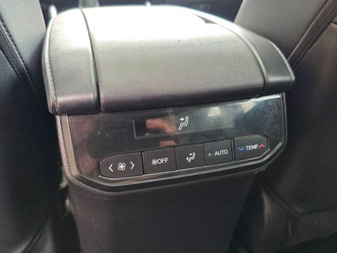 Used 2025 Toyota Highlander XLE FWD image 37