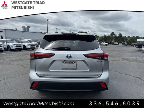 Used 2024 Toyota Highlander XLE AWD/4WD image 5