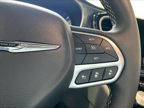 Used 2023 Chrysler Pacifica Touring-L FWD image 9