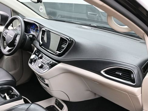Used 2023 Chrysler Pacifica Touring-L FWD image 31