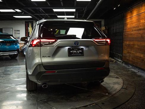 Used 2020 Toyota RAV4 XLE w/ Convenience Package image 6