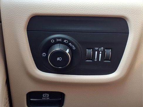 Used 2023 Jeep Grand Cherokee L Limited AWD/4WD image 13