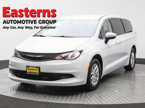 Used 2022 Chrysler Voyager LX image 1