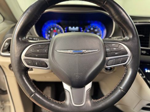 Used 2020 Chrysler Pacifica Touring-L FWD image 33