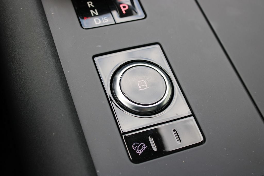 Certified 2025 Land Rover Discovery S AWD/4WD image 18