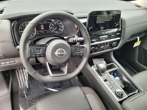 New 2025 Nissan Pathfinder SL image 5