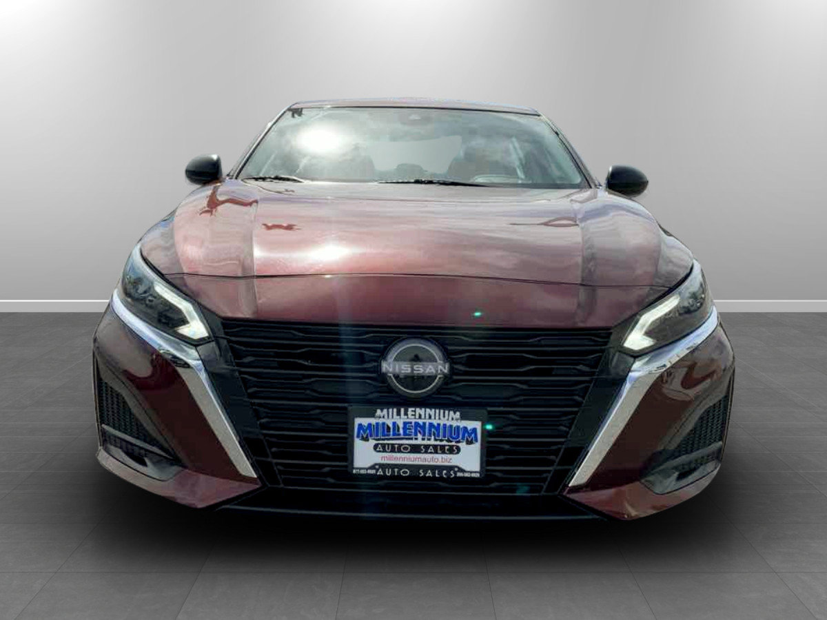 Used 2025 Nissan Altima 2.5 SV FWD image 2