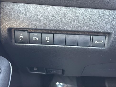 Used 2021 Toyota Venza LE AWD/4WD image 16