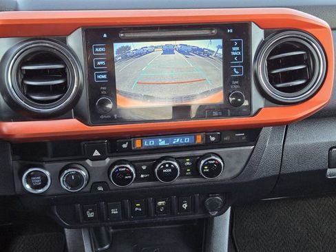 Used 2016 Toyota Tacoma TRD Off-Road w/ Premium & Technology Package AWD/4WD image 17