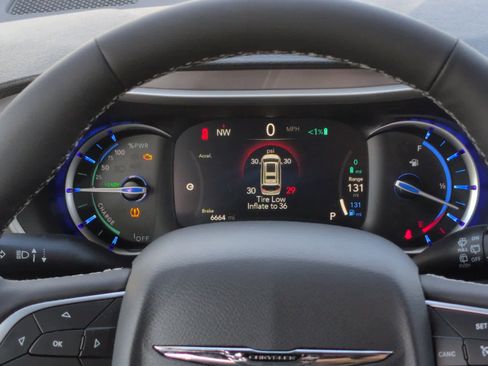 Used 2025 Chrysler Pacifica Select image 15