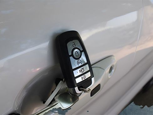 Used 2018 Ford Explorer XLT w/ Equipment Group 201A image 10