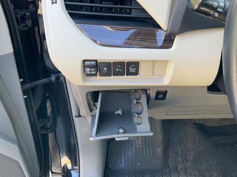 Used 2017 Toyota Sienna XLE w/ XLE Navigation Package AWD/4WD image 29