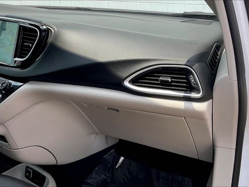 Used 2024 Chrysler Pacifica Touring-L FWD image 21