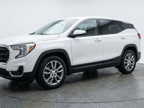 Used 2024 GMC Terrain SLT image 3