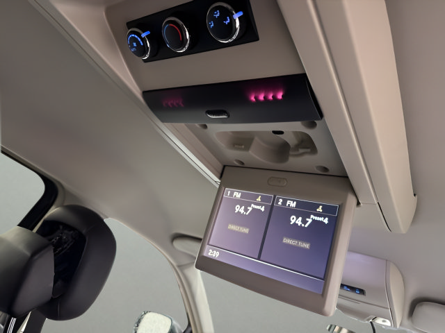Used 2015 Chrysler Town & Country Touring FWD image 27