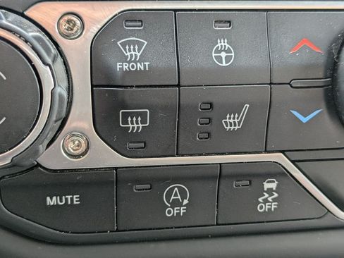 Used 2018 Jeep Wrangler Unlimited Sahara w/ Cold Weather Group AWD/4WD image 21