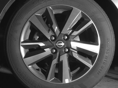 Used 2025 Nissan Versa SV FWD image 11