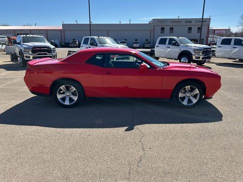 Used 2022 Dodge Challenger SXT image 4