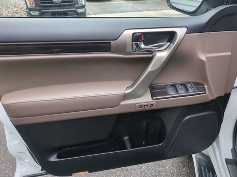 Used 2021 Lexus GX 460 Premium w/ Accessory Package image 12