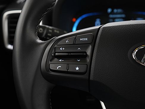 Certified 2025 Hyundai Venue SEL image 25