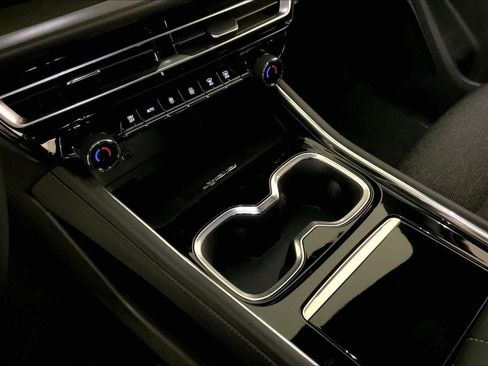 Used 2024 Chevrolet Traverse LT image 17