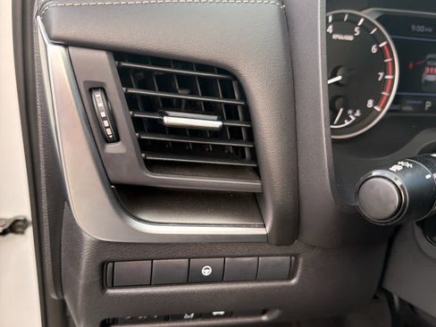 Used 2025 Nissan Rogue SV FWD image 17