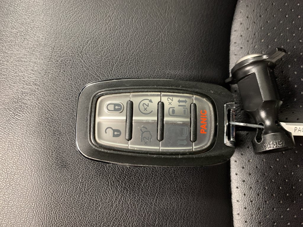 Used 2025 Chrysler Pacifica Select FWD image 32