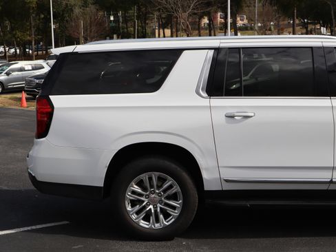 Used 2023 GMC Yukon XL SLT w/ SLT Premium Package image 5