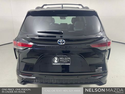 Used 2024 Toyota Sienna XSE FWD image 7