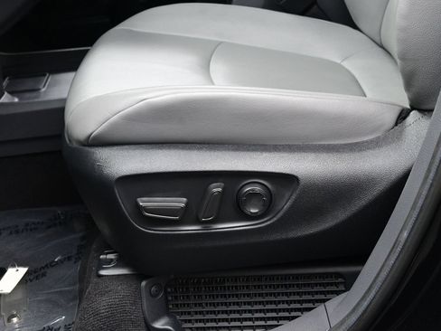 Used 2024 Toyota Sienna XLE FWD image 11
