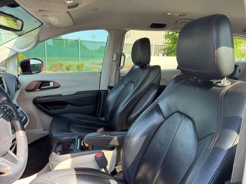 Used 2017 Chrysler Pacifica Touring-L FWD image 12