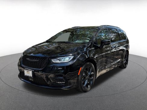 Used 2025 Chrysler Pacifica Limited FWD image 3